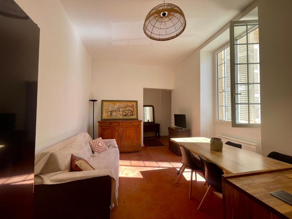 un salon avec un canapé et une table dans l'établissement Le Zeus - Cannes Villa St Henri seafront unique 2bedrooms, à Cannes