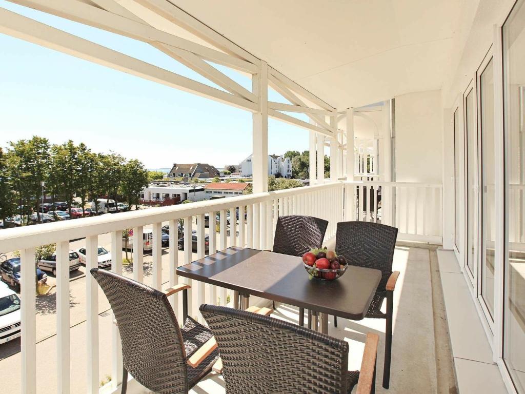 einen Balkon mit einem Tisch und Stühlen in der Unterkunft 6 person holiday home in Gro enbrode in Großenbrode
