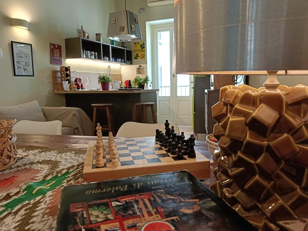 una scacchiera su un tavolo in soggiorno di We # Are Cassarelli a Palermo