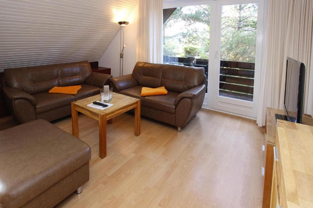 Sala de estar con 2 sofás y mesa de centro en Apartment house Katharina Westerland, en Westerland
