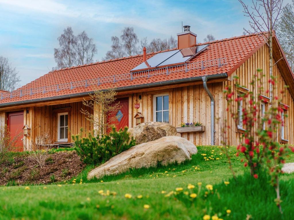 Casa de madera con techo rojo en Holiday homes in the Schierke Harzresort Schierke, en Schierke