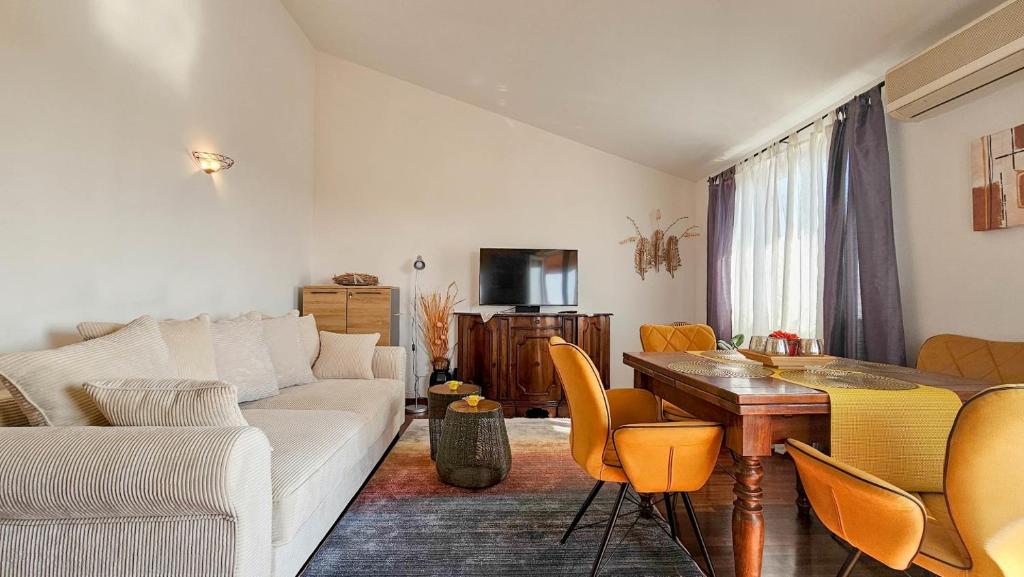 ein Wohnzimmer mit einem weißen Sofa und einem Tisch in der Unterkunft Vesna in Novigrad Istria