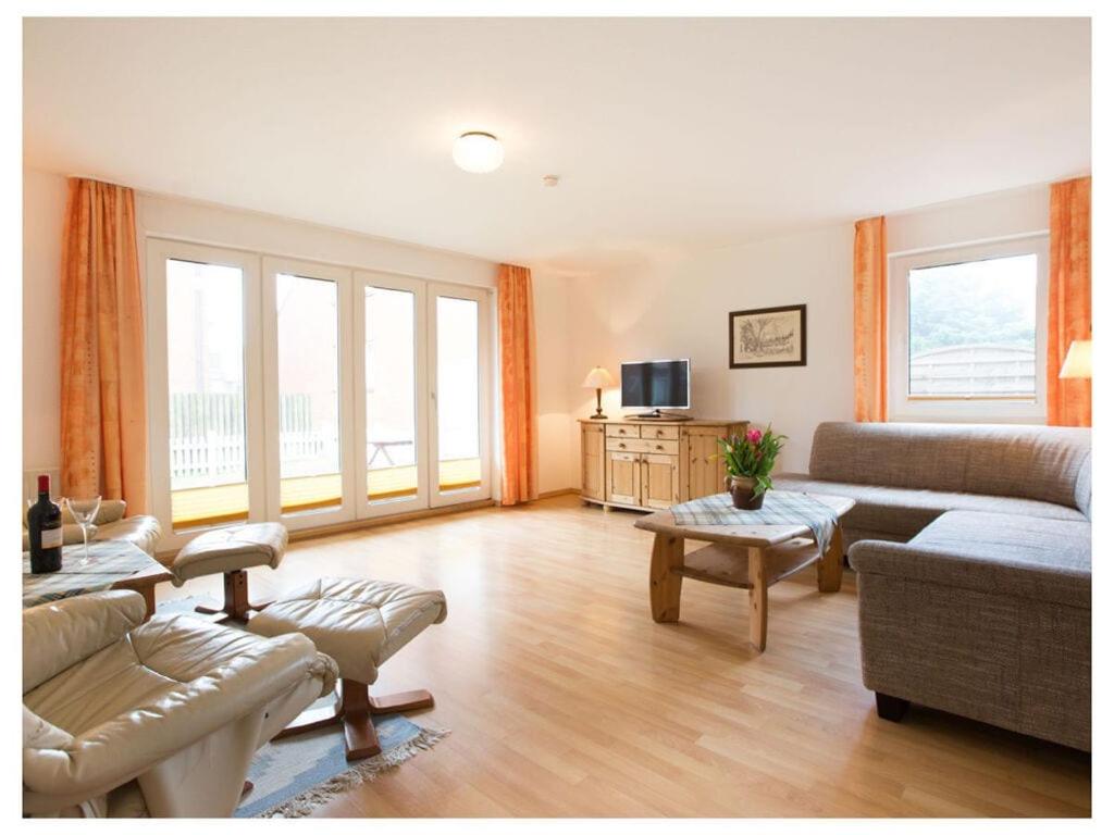 un salon avec un canapé et une table dans l'établissement A in Haus Seewind Comfortable Vacation Home, à Wittdün