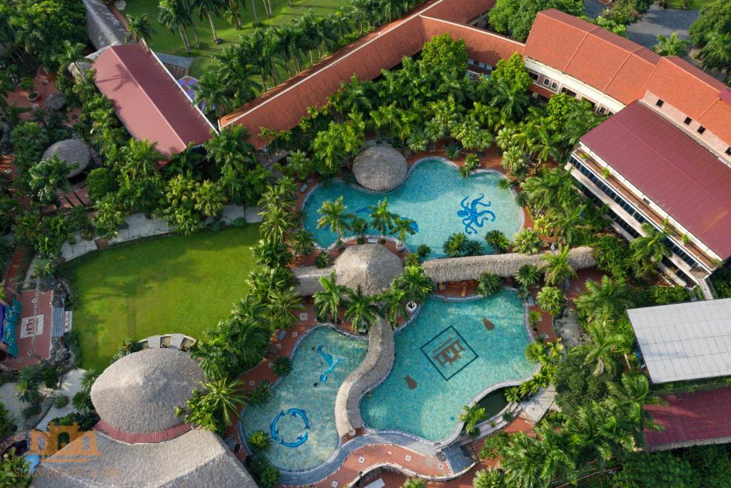 een uitzicht over een resort met een zwembad bij Asean Resort - Shiki Onsen & Spa in Hanoi