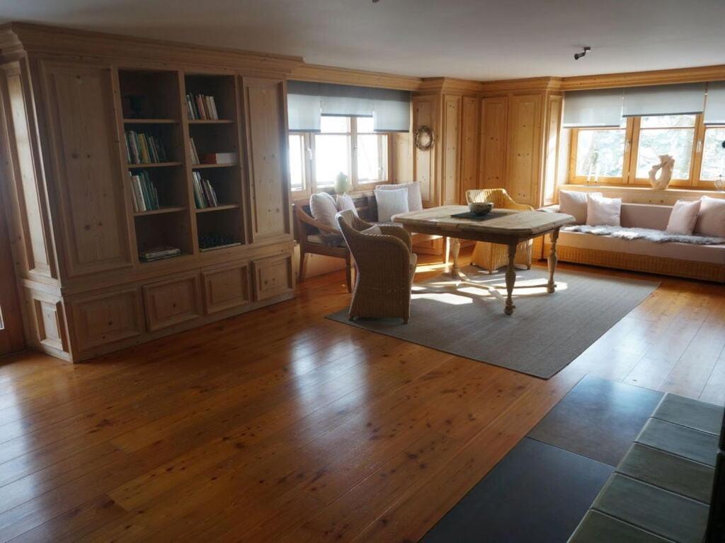 uma sala de estar com uma mesa e um sofá em Apartment in the Waxenegg country house em Sulzberg