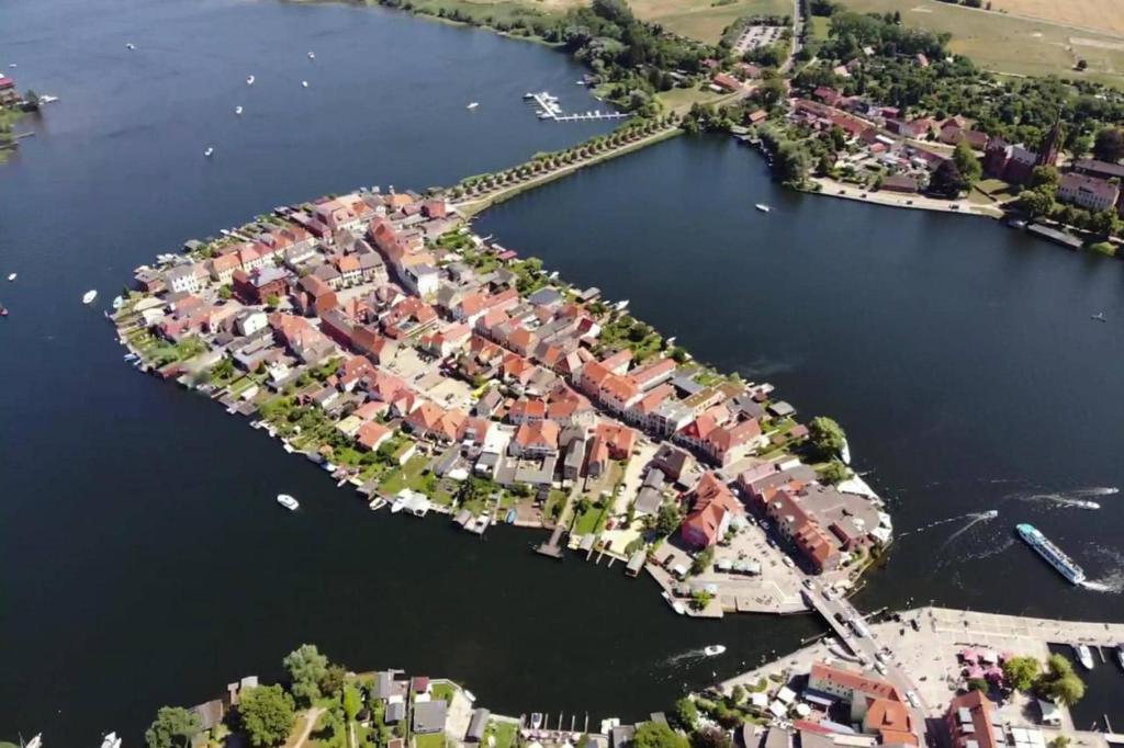 eine Luftansicht einer Stadt auf dem Wasser in der Unterkunft Terraced house Florian Malchow in Malchow