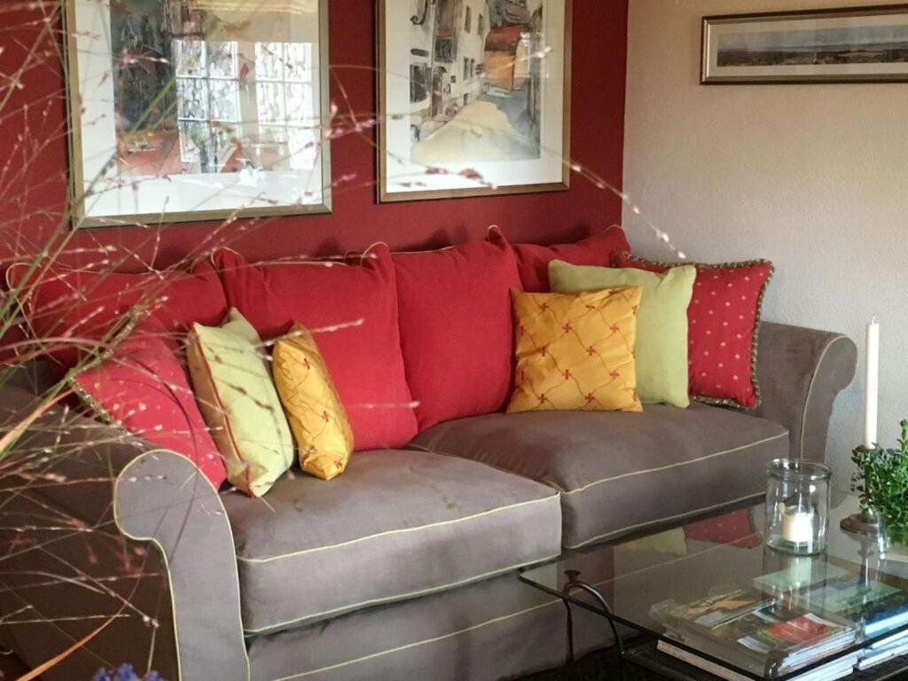 un sofá con almohadas coloridas en una habitación en Holiday Apartment Garden Suite en Höchenschwand