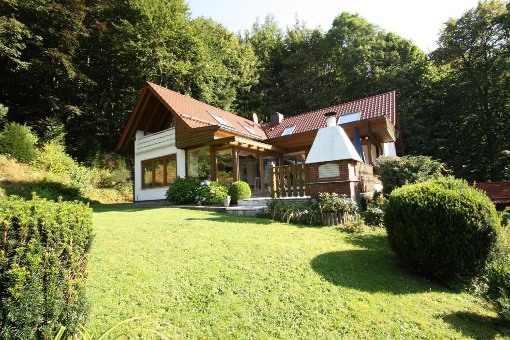 una casa con un gran patio delante de ella en Apartment Haus am Berg Lonau, en Lonau