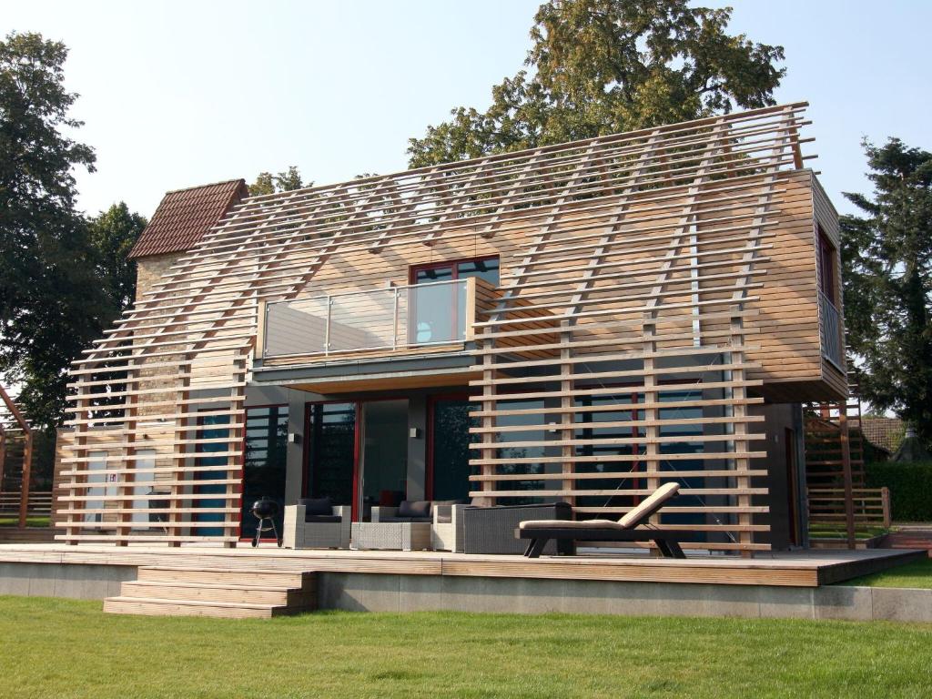 una casa de madera con un banco delante en Chalet Wendorf, en Wendorf