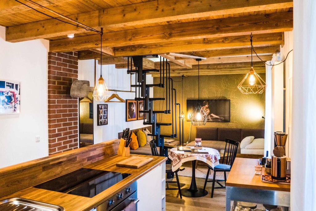 uma cozinha e sala de estar com mesa e cadeiras em Besighomes Apartment Tiny House em Besigheim