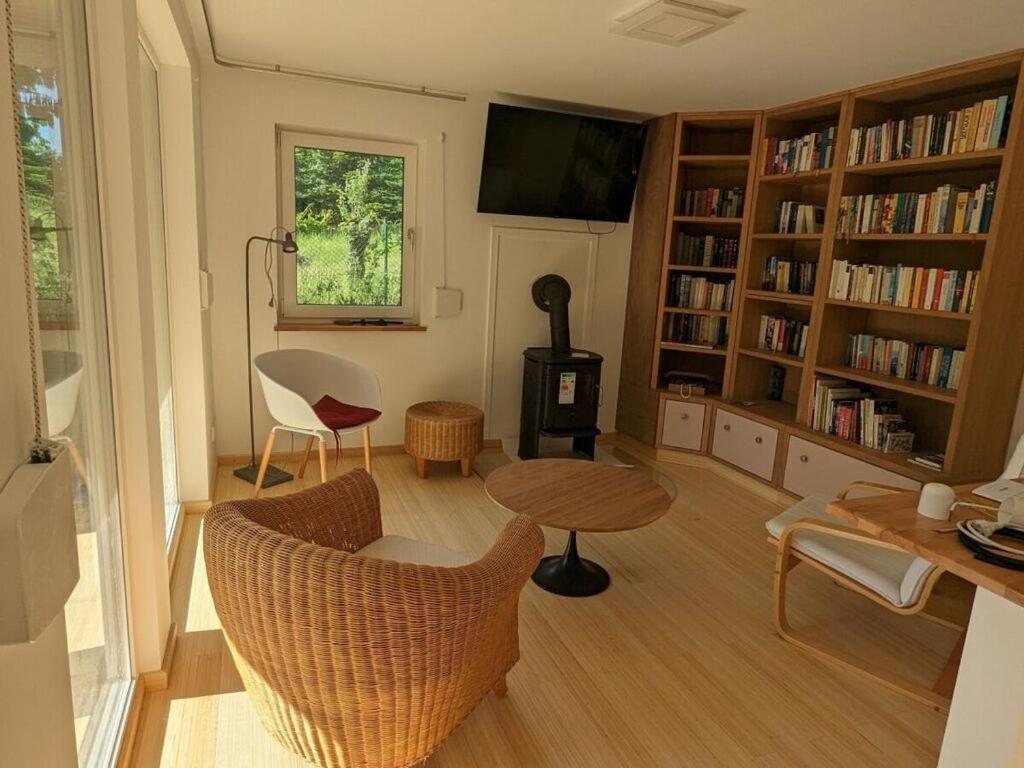 ein Wohnzimmer mit einem Tisch, Stühlen und einem TV in der Unterkunft Holiday home Werder Havel in Werder