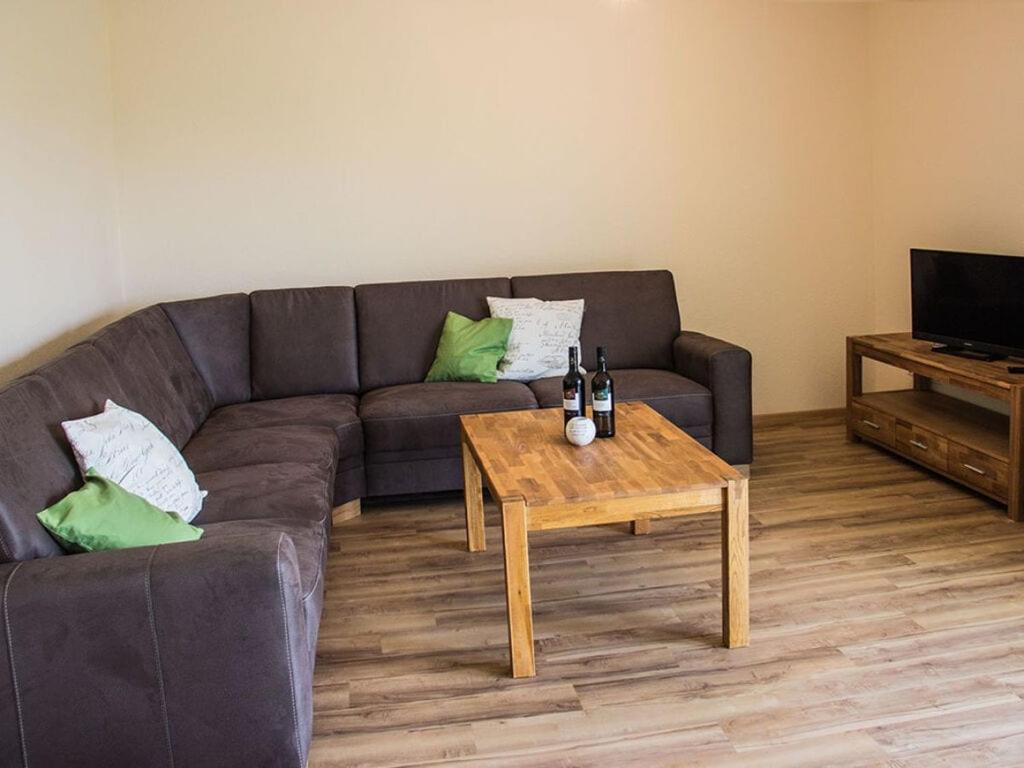オーバーキルヒにあるFantastic apartment in Oberkirchのソファとコーヒーテーブルのあるリビングルーム
