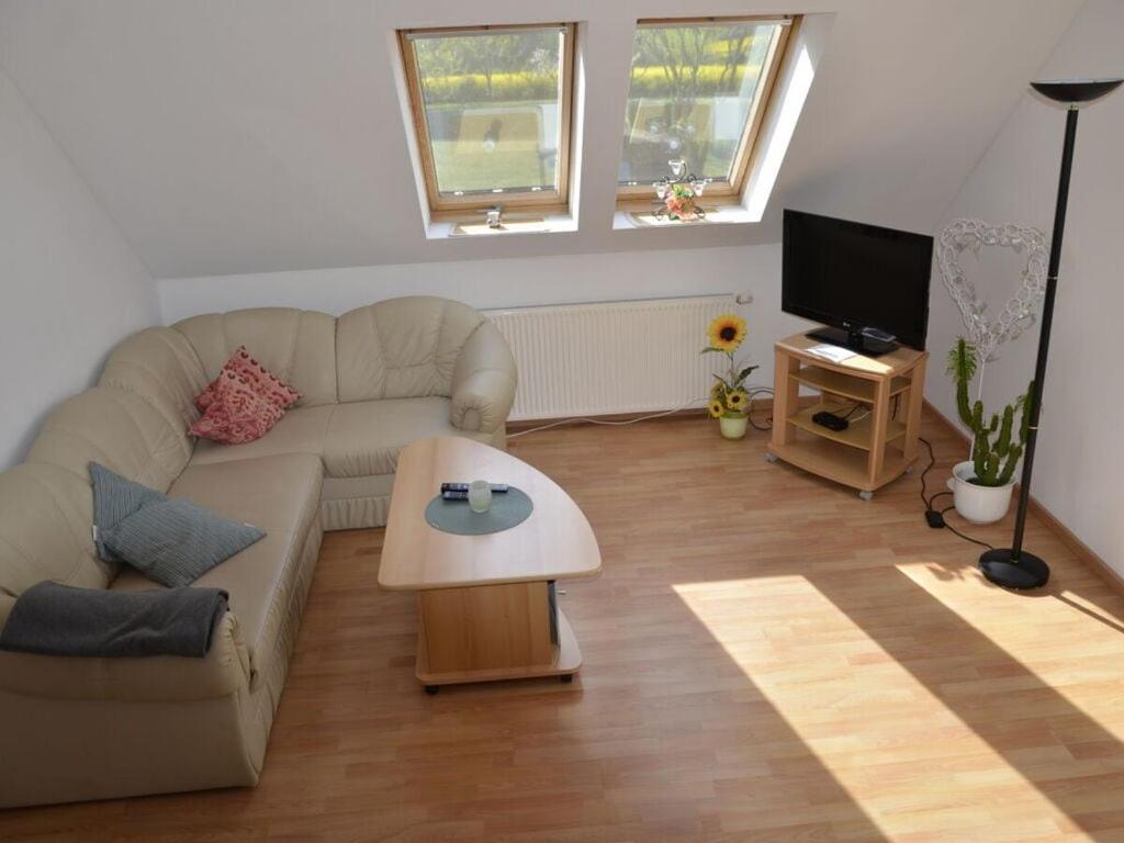uma sala de estar com um sofá e uma mesa de centro em Holiday apartment nature view em Conow