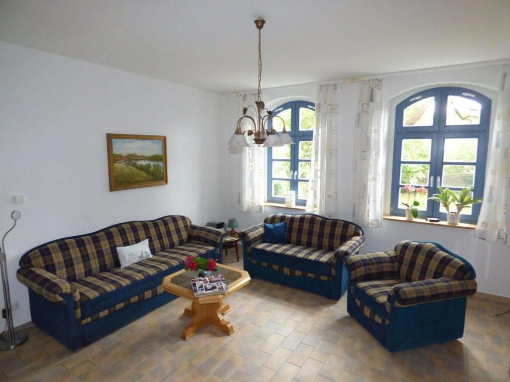uma sala de estar com dois sofás e uma mesa em Holiday house by the lake em Fürstenwerder