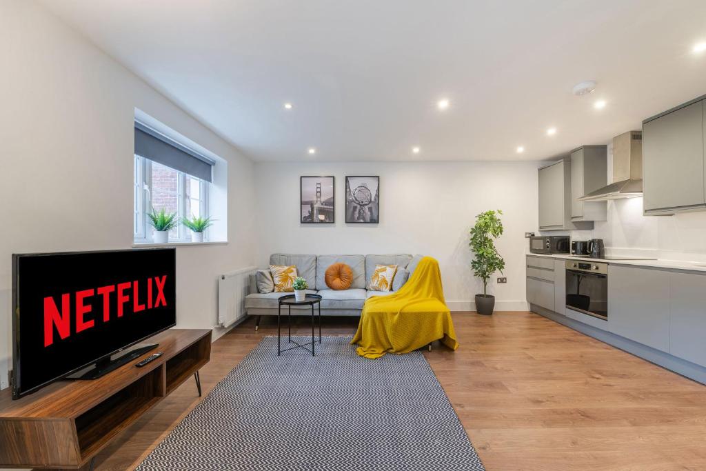 a living room with a tv and a kitchen at Luxury 2 Bedroom London Home - Vauxhall & Battersea in London