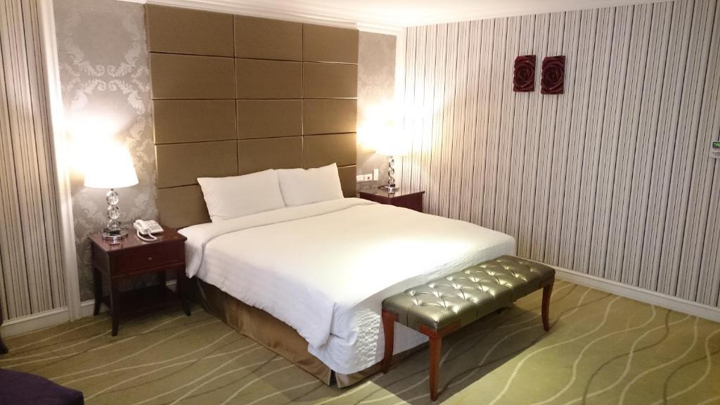 Кровать или кровати в номере MRT Hotel