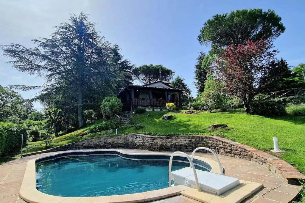 una piscina en un patio con una casa en Villa Verde - Private Pool, en Pietralunga