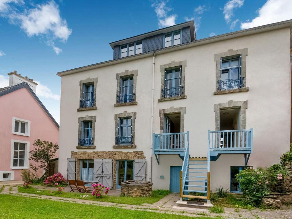 een appartementencomplex met blauwe trappen en ramen bij Luxurious Mansion in Castle Grounds in Lantheuil in Lantheuil