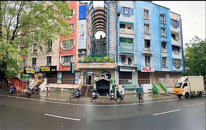 um grupo de edifícios ao lado de uma rua da cidade em Chennai Grand T Nagar em Chennai