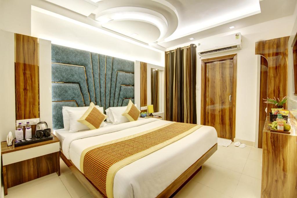 een slaapkamer met een groot bed in een kamer bij Hotel Star Villa - Front of New Delhi Railway Station in New Delhi