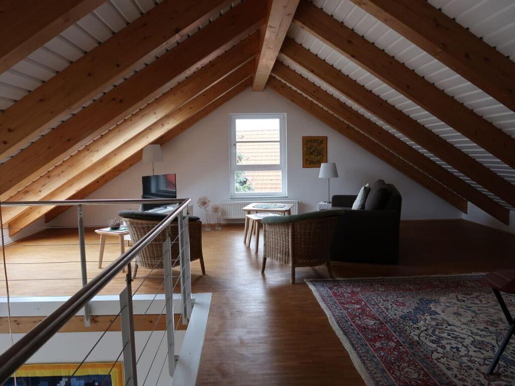 uma sala de estar com tectos e pisos em madeira em Modern apartment in the area of Hannov 