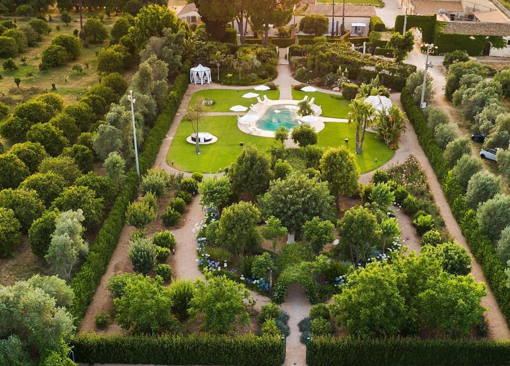 uma vista aérea de um jardim com uma piscina em Donna Coraly Country Boutique Hotel em Arenella