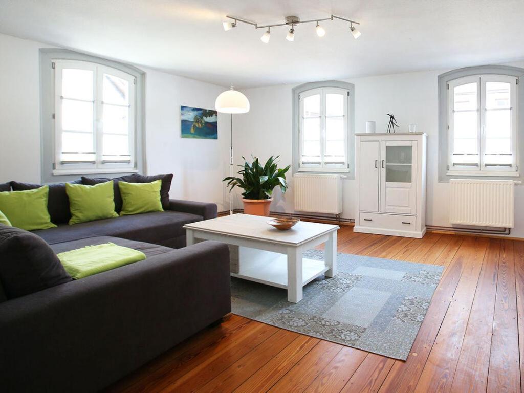 uma sala de estar com um sofá e uma mesa em Holiday apartment Faller-Greiner em Bad Bergzabern