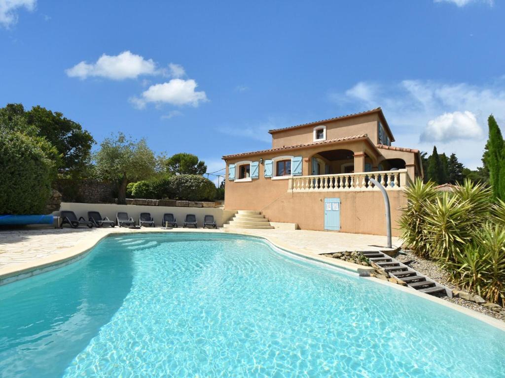 - une piscine en face d'une maison dans l'établissement Villa with heated pool jacuzzi sports field and stunning views, à Montbrun-des-Corbières