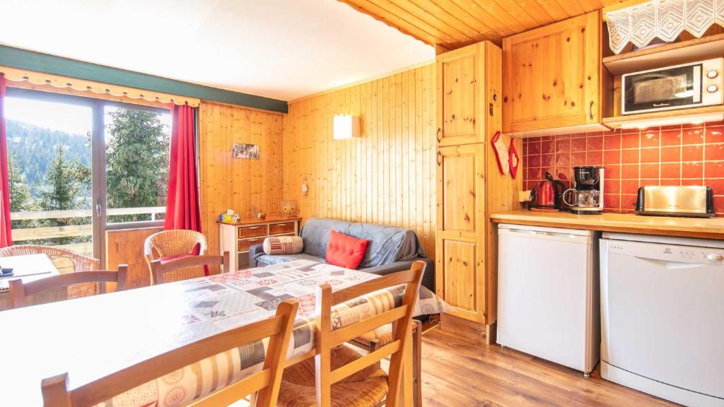 a kitchen and dining room with a table and chairs at Hippocampe 20 - Appt cosy 4-6 pers in Chamrousse