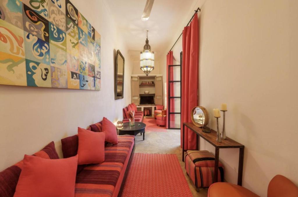 uma sala de estar com um sofá e uma mesa em Riad Slima en exclusivité petits déjeuners compris em Marrakech