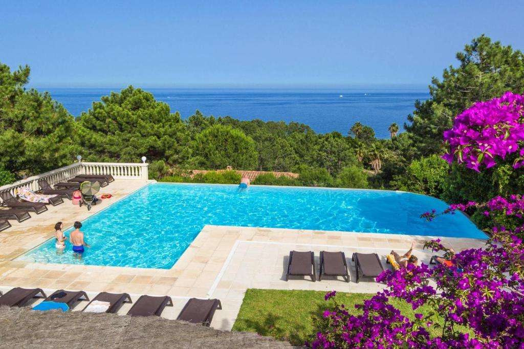 uma piscina com vista para o oceano em Res Mare e Monte Solenzara Bungalow with terrace em Favone