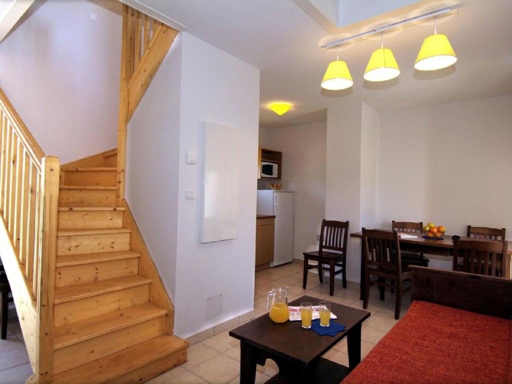 O zon&#x103; de relaxare la Furnished Apartment in Prayssac with Terrace