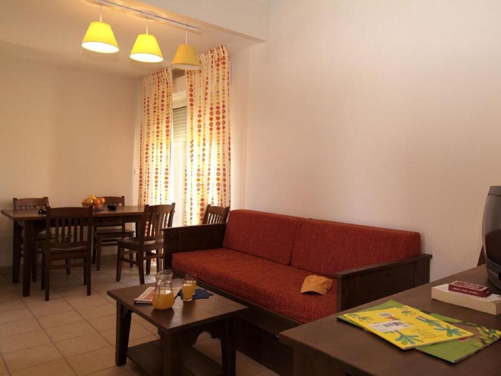O zon&#x103; de relaxare la Furnished Apartment in Prayssac with Terrace