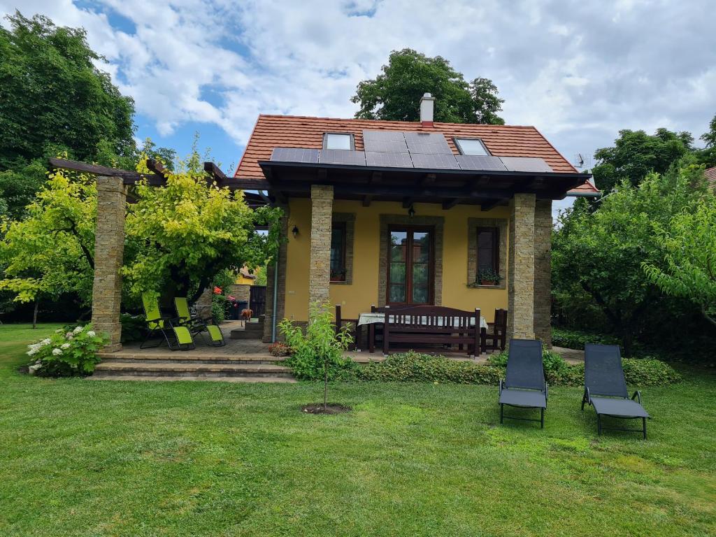 ガールドニにあるDuzzogó Vendégház Agárdの太陽屋根の黄色い家
