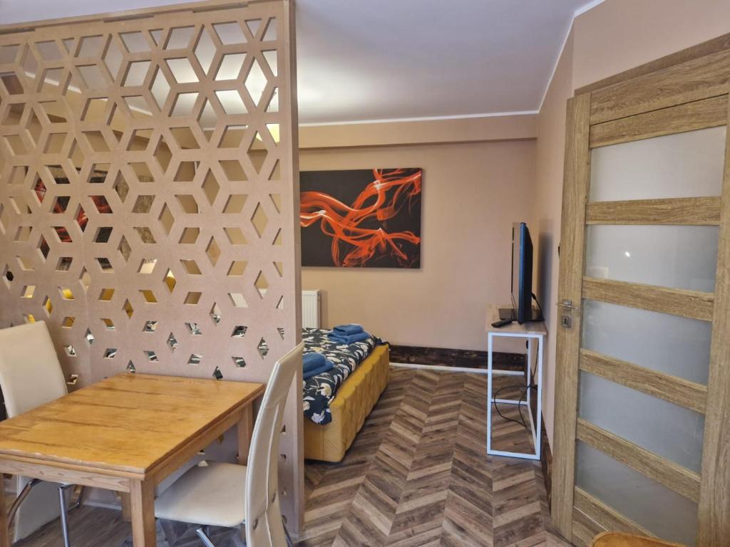 Zimmer mit einem Esstisch und einem Bett in der Unterkunft WILLA VASCO NAWIGATOR in Rewa
