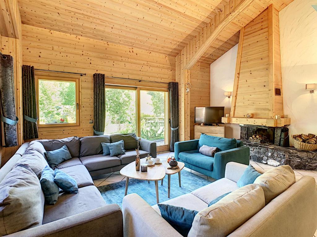 un salon avec un canapé et une table dans l'établissement Chez Arsene - appartement - 10 pers - proche piste, aux Gets