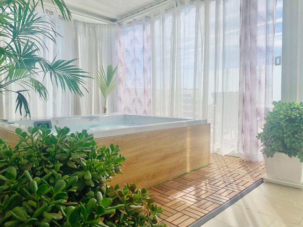 een bad in een kamer met planten bij DaLù suite terrace in Bari