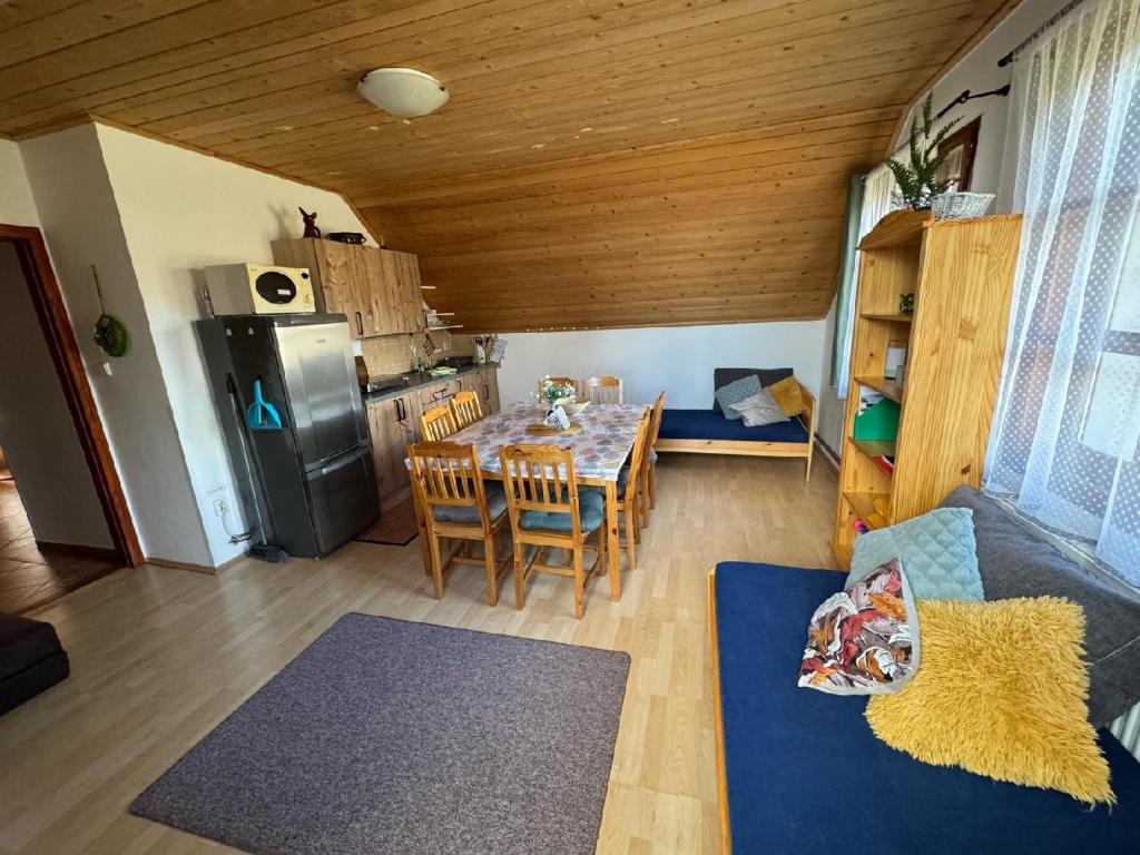 Kuchnia lub aneks kuchenny w obiekcie Apartmány Srub Jenišov