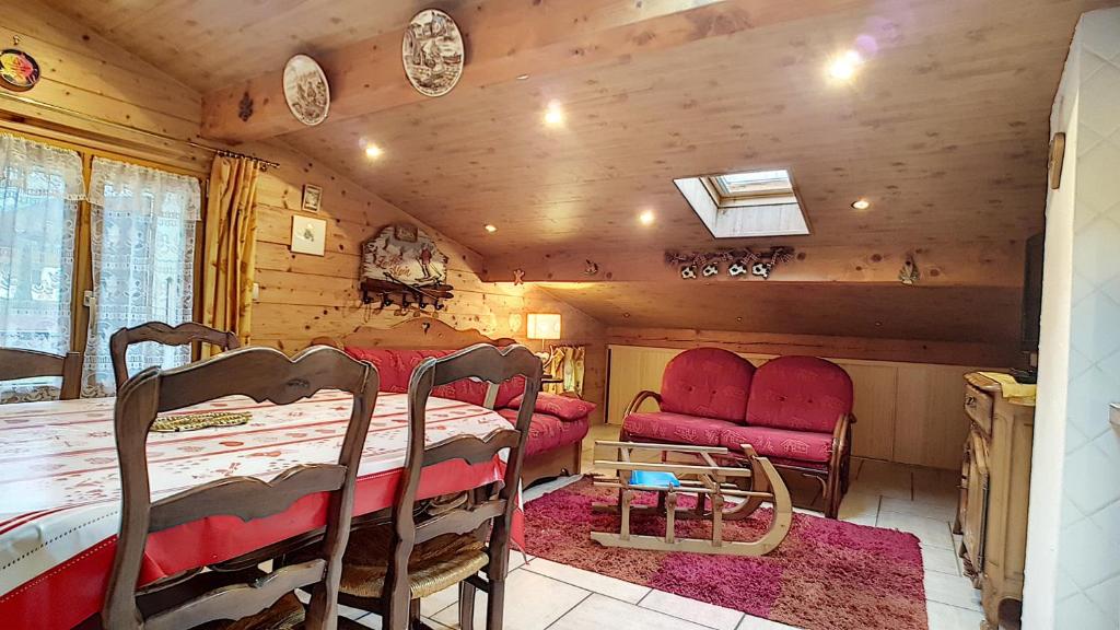 une chambre avec un lit et deux chaises dans une pièce dans l'établissement Clos 28 - appartement - 6pers - proche centre, aux Gets