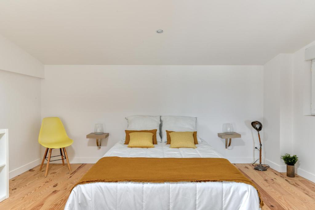 A bed or beds in a room at le maquens - parking gratuit - wifi - netflix