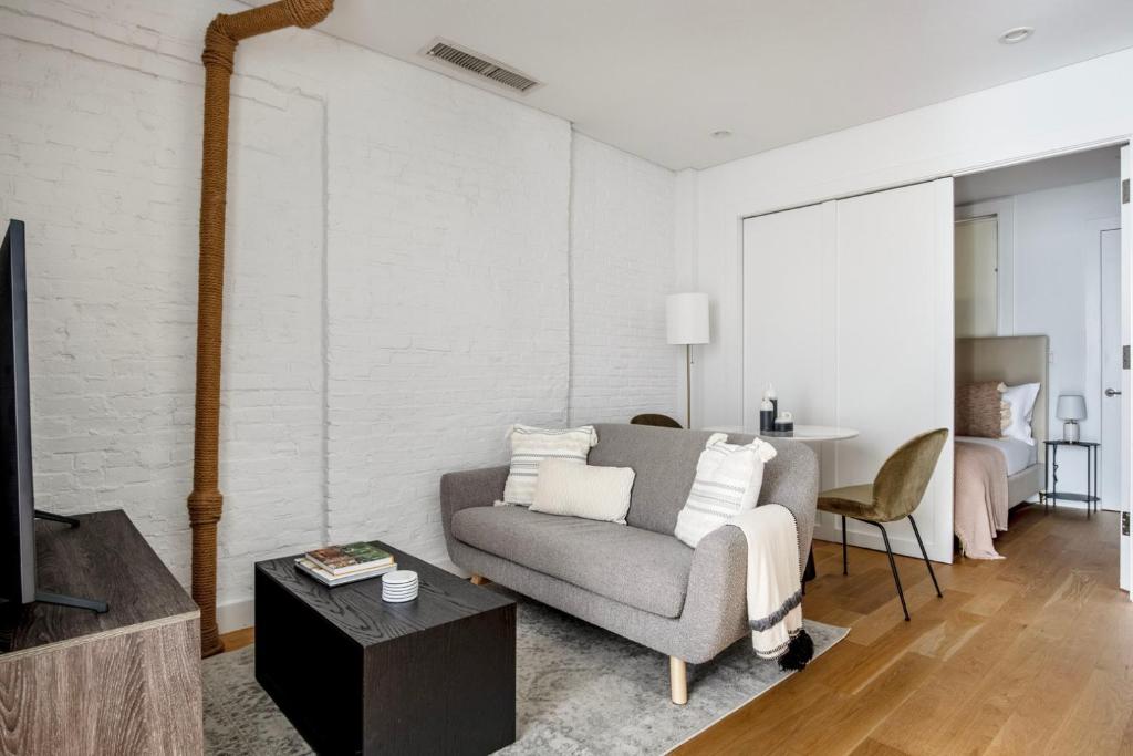 Zona d'estar a Classic LES 1br w wd nr SoHo NYC-646