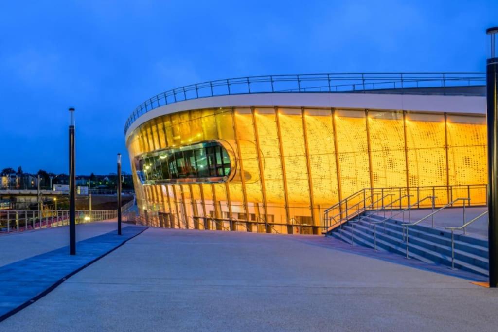 een groot gebouw met een gele gevel 's nachts bij Studio Chartres gare et Colisée in Chartres