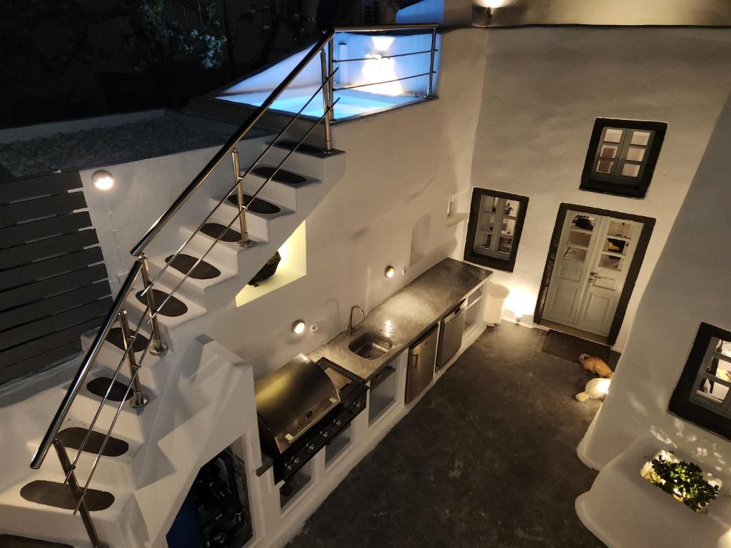 una vista aérea de una cocina en una casa en Otto house - Luxury cave home, en Vóthon