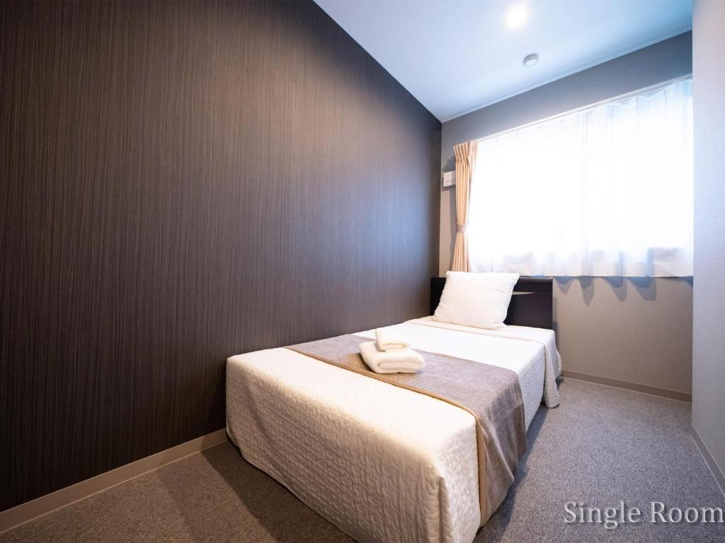 Postel nebo postele na pokoji v ubytování EZ HOTEL Kansai Airport Seaside
