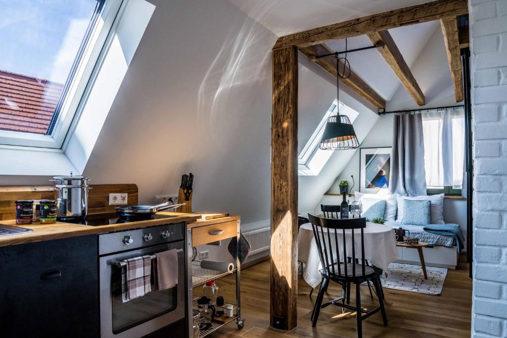 cocina con mesa y silla en una habitación en Besighomes Apartment Loft, en Besigheim
