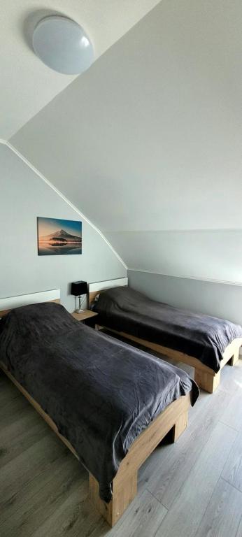 2 Betten in einem Zimmer mit einer Decke in der Unterkunft Villa Premium in Ada