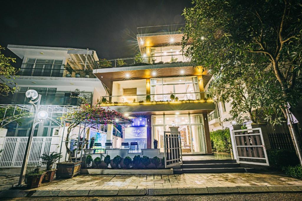 un bâtiment avec un balcon en face de lui la nuit dans l'établissement Villa FLC Sầm Sơn - Sao biển 98, à Sầm Sơn