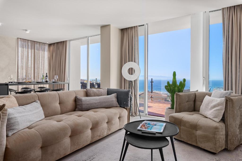 een woonkamer met een bank en een tafel bij Karat Villa Sand in Adeje