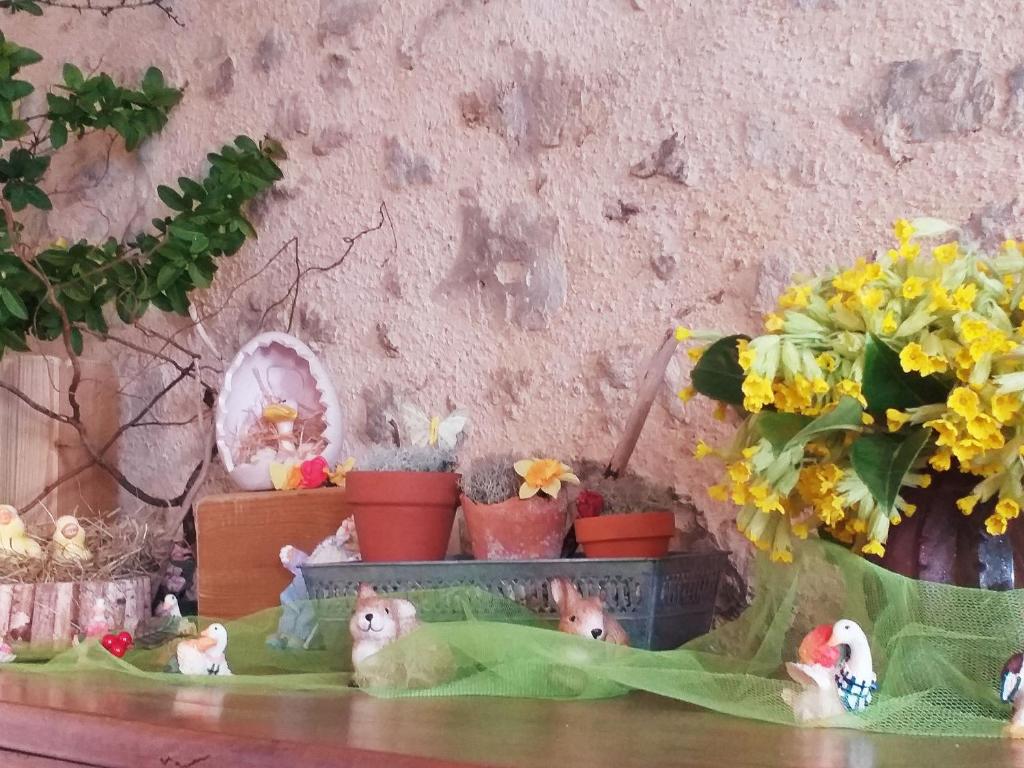 a shelf with some toy animals and flowers at Gîte Le Bernard, 6 pièces, 10 personnes - FR-1-426-164 in Le Bernard