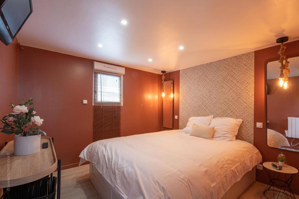 מיטה או מיטות בחדר ב-Maison sur L'eau